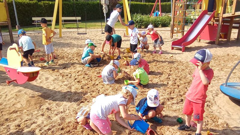 Go Green Camp - building Sand Castles and make a photos with tablets