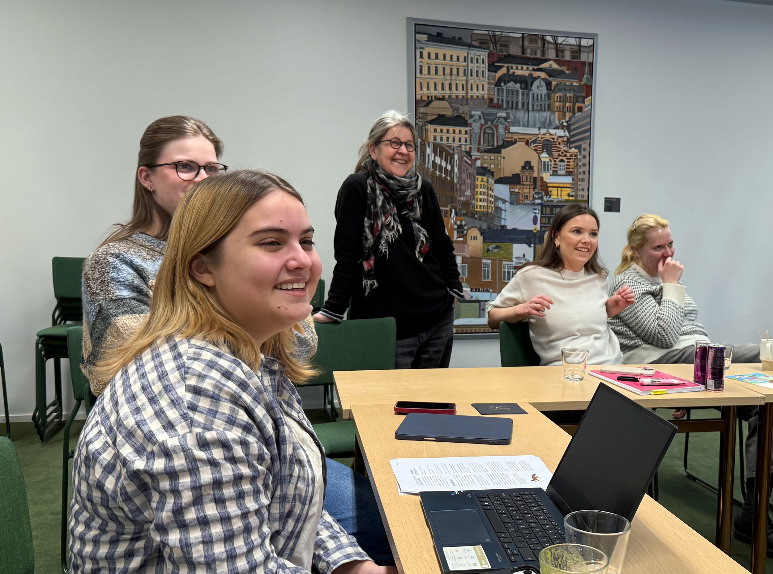 Norwegian students are working on a presentation about Norway for pupils at the Nordic School in Helsinki.