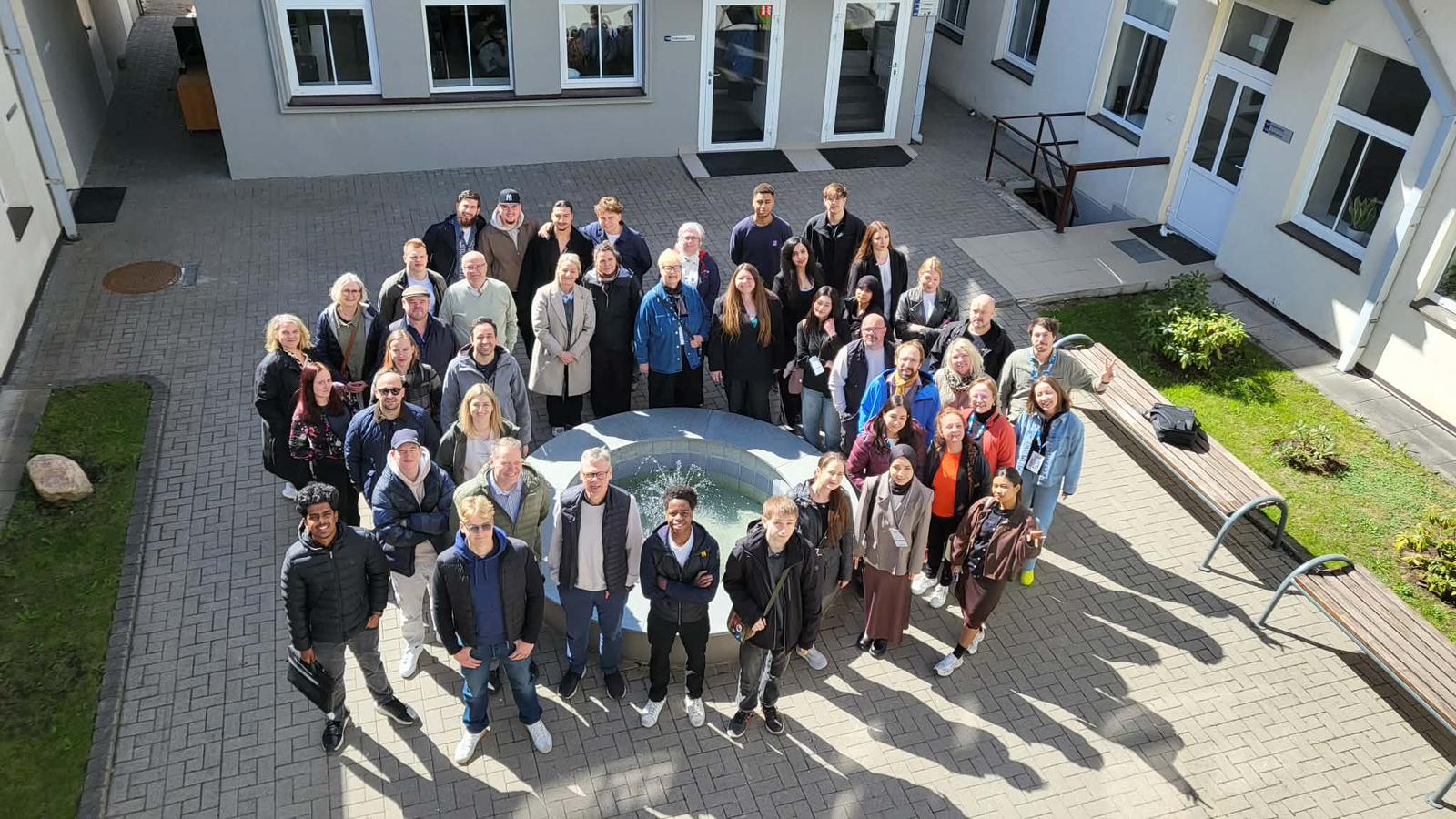 Gruppbild från ovan på människor i olika åldrar
